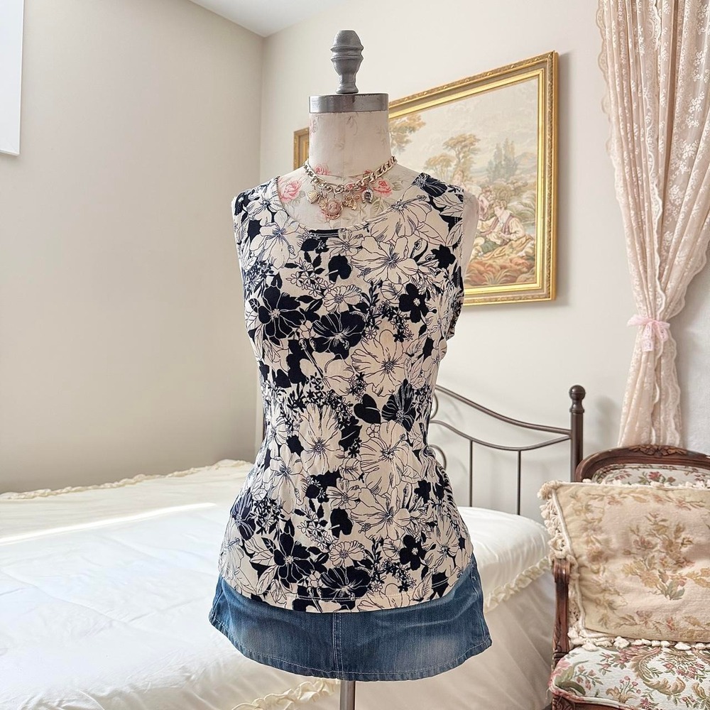 Y2K Citiknit size medium black and cream floral tank top